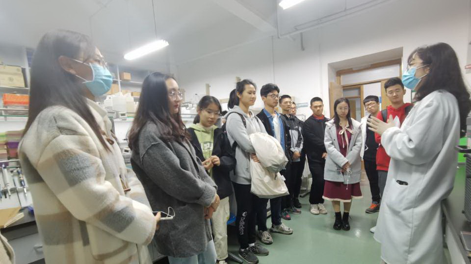 创新学子走进动科学院实验室