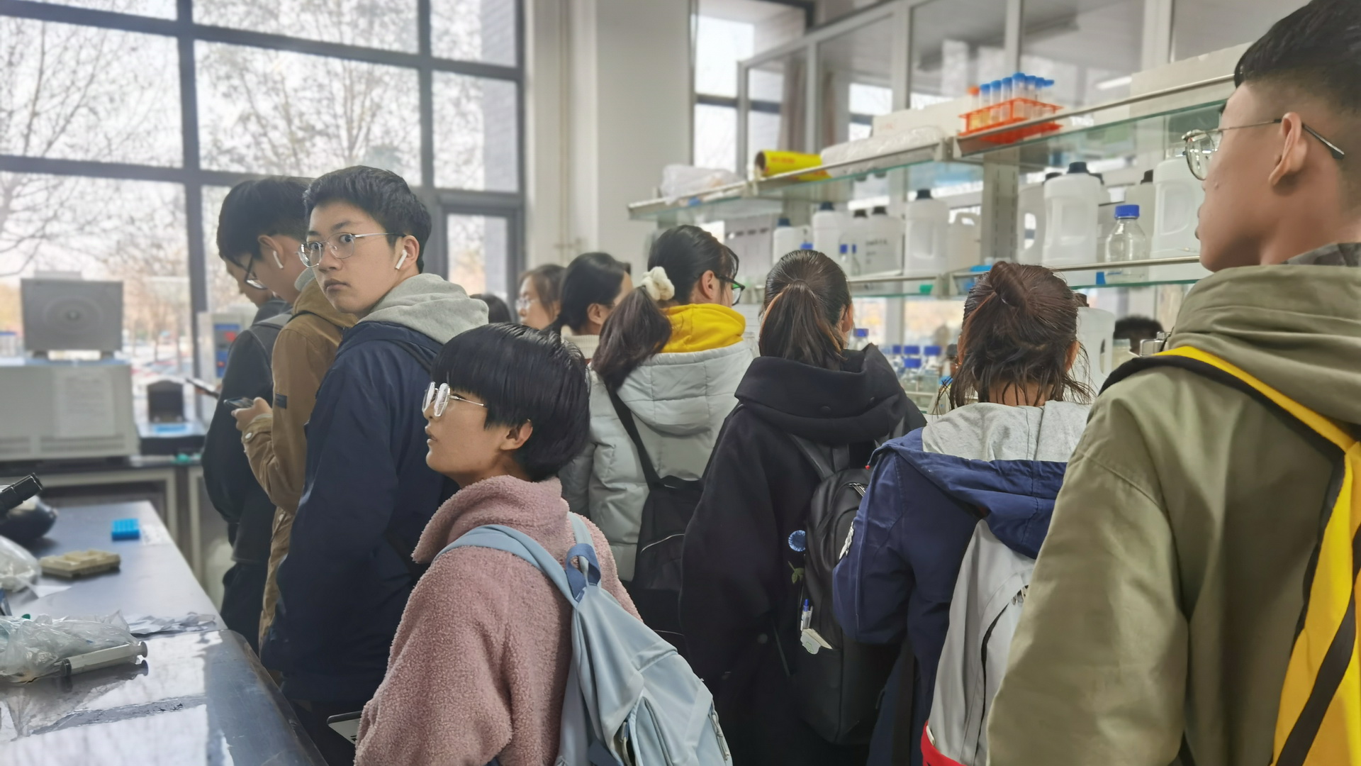 同学们参观实验室2