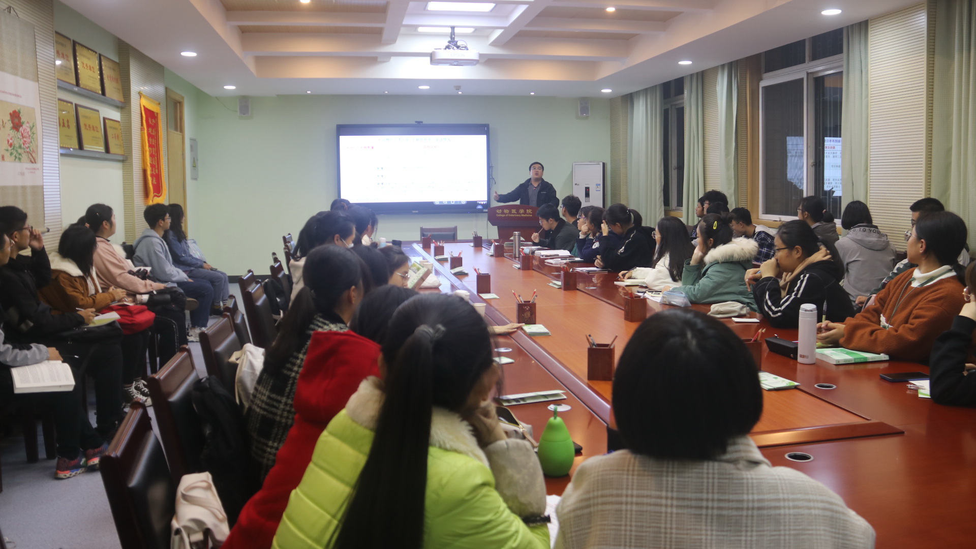报告会现场