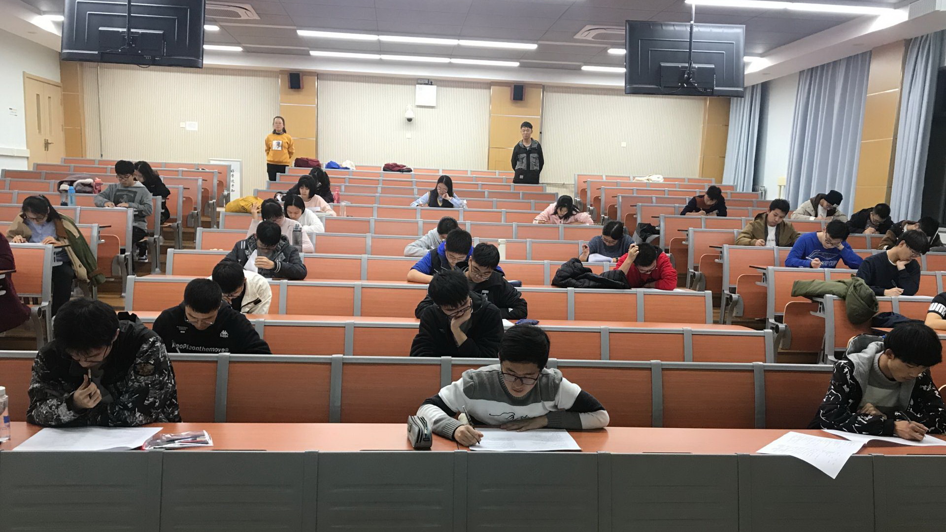 参赛选手认真答题