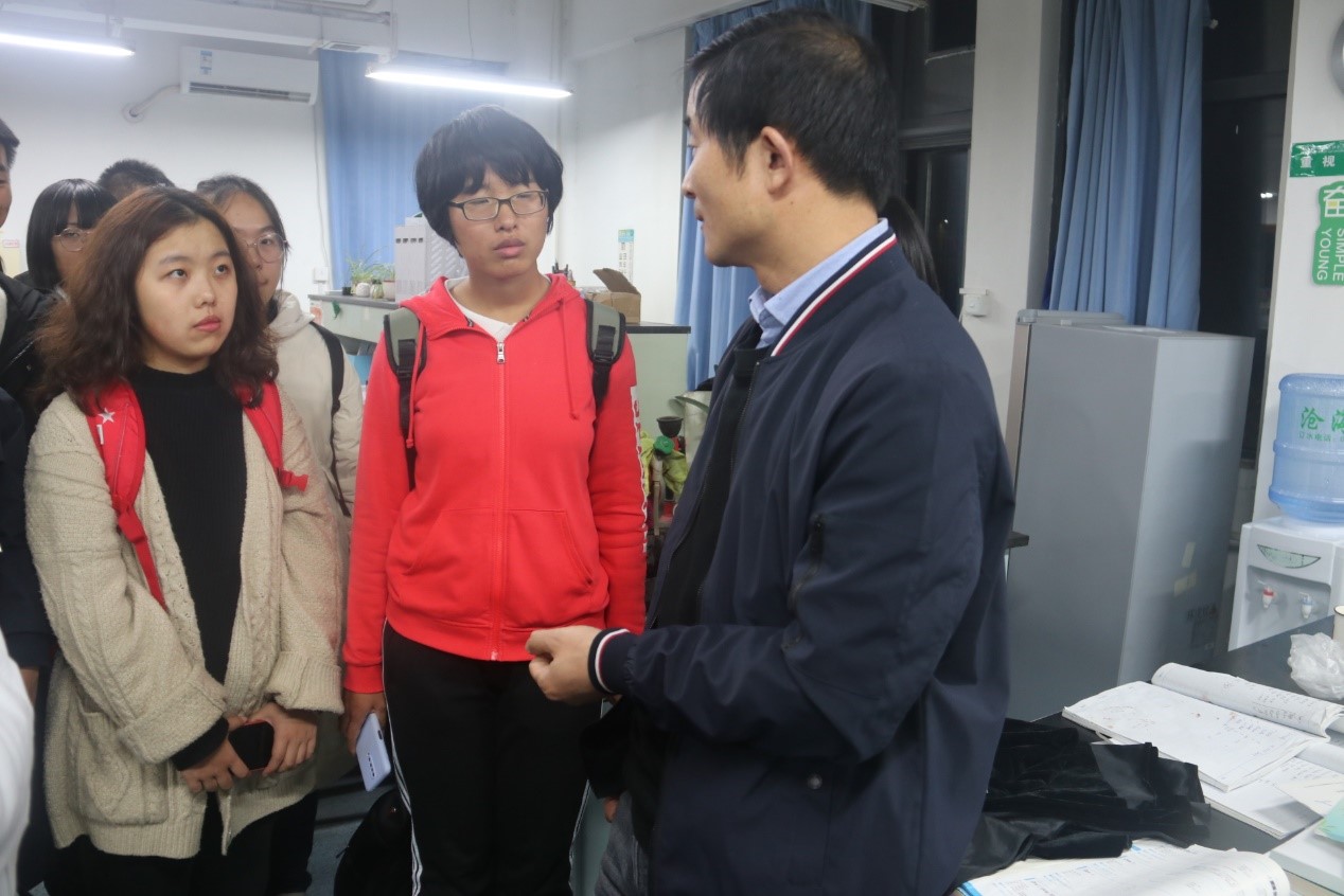 老师为同学们讲解