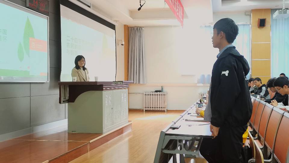 卫老师耐心解答学生问题