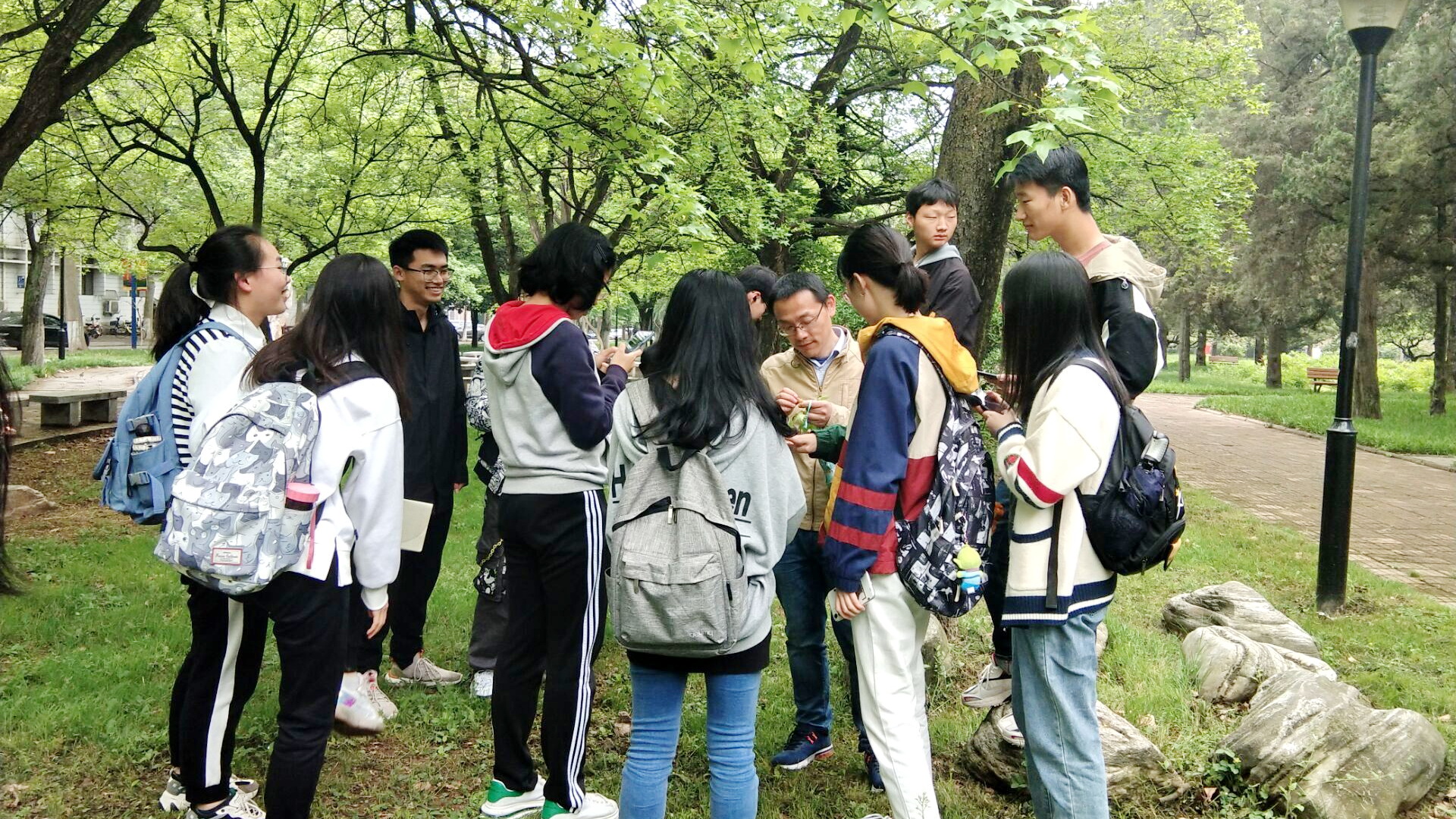 李刚老师在校园里带领同学们认识植物 李刚老师在校园里带领同学们认识植物