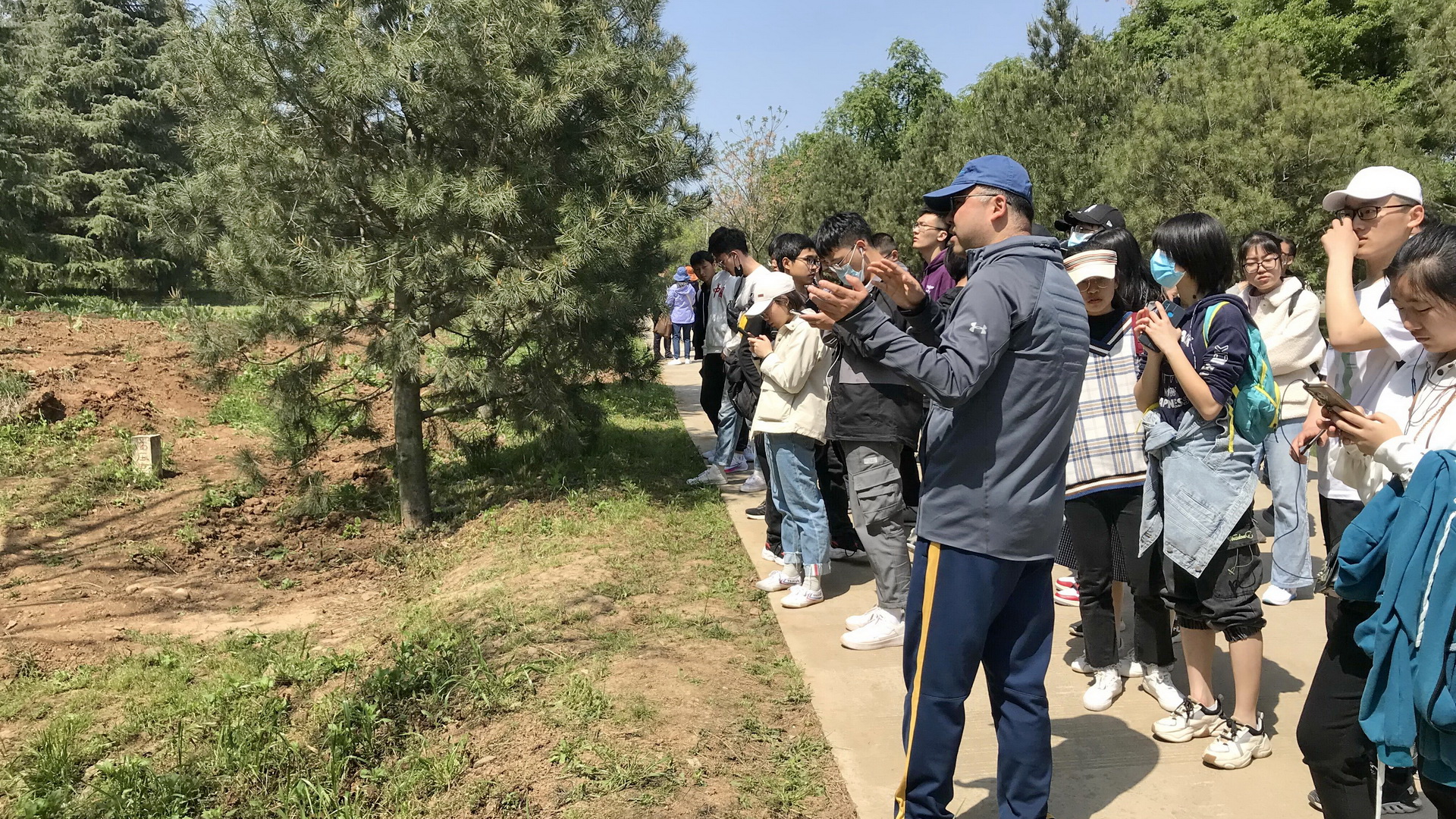 朱琳博士介绍秦岭国家植物园引种保育的珍稀特有植物