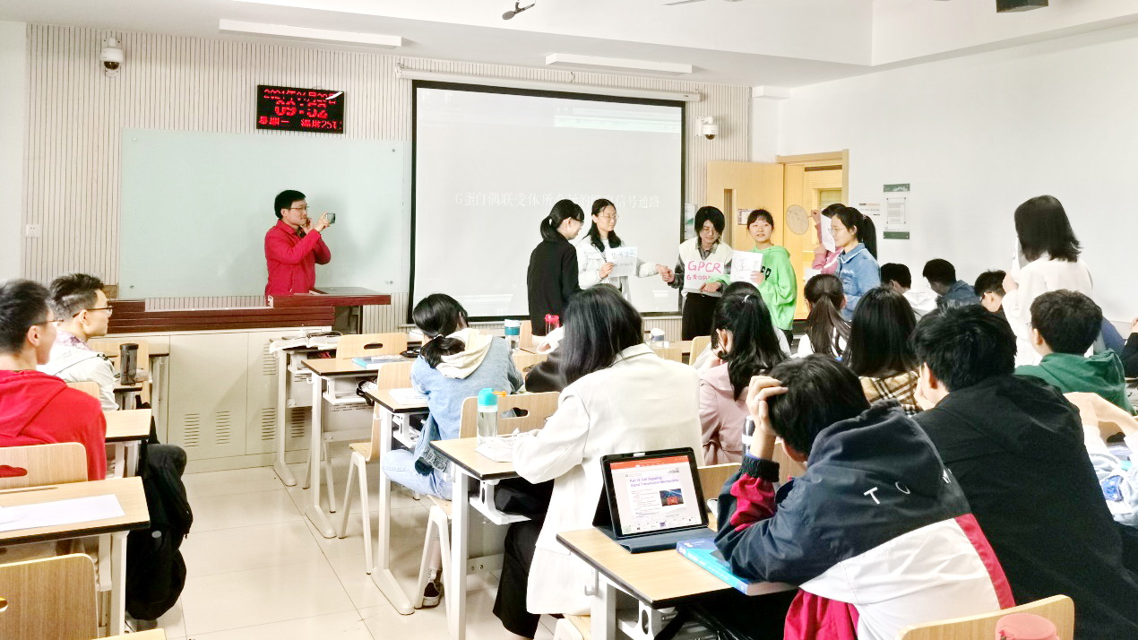 学生正在表演话剧