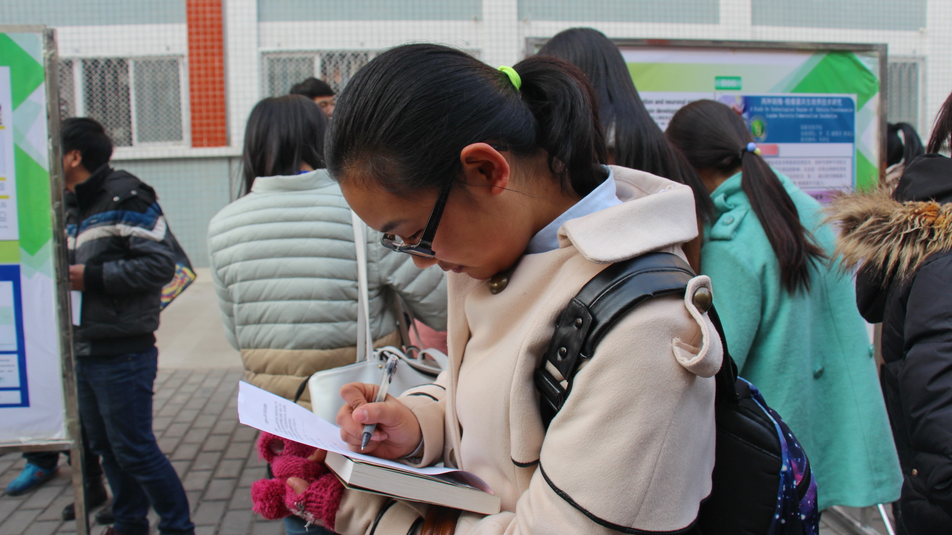 学生认真投票