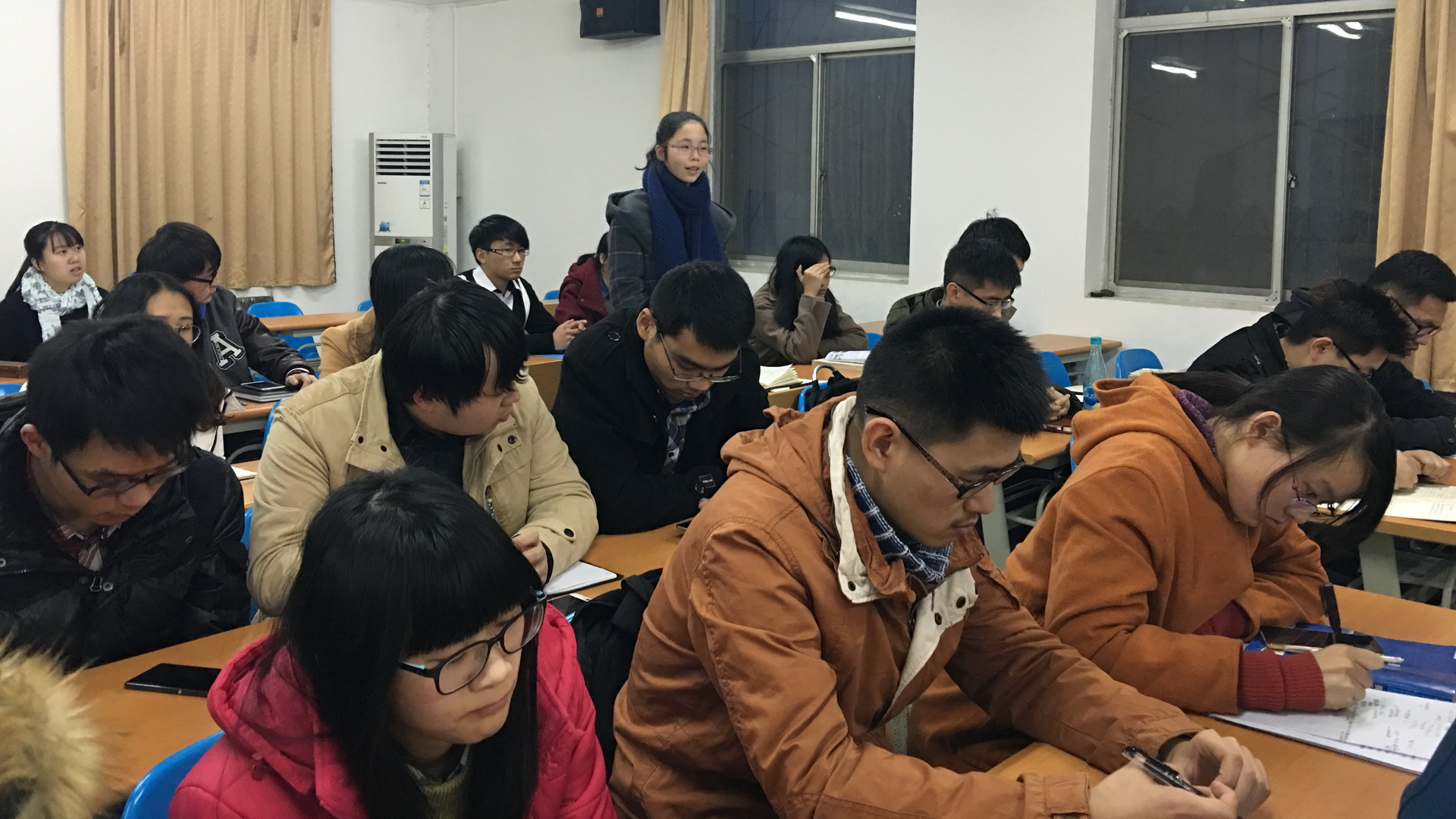 学生党员和李娜老师进行交流