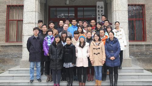 学生和外教老师合影