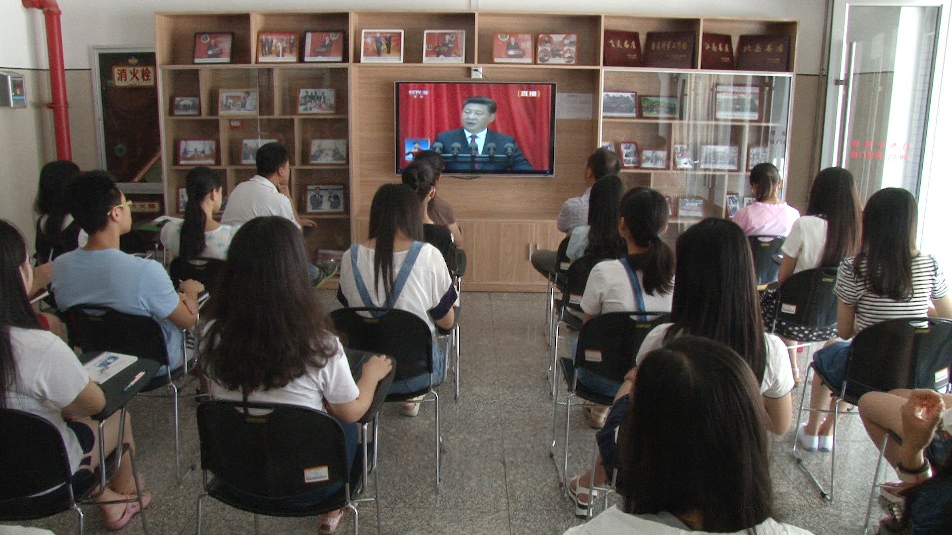 学生认真观看共同观看中国共产党成立95周年大会