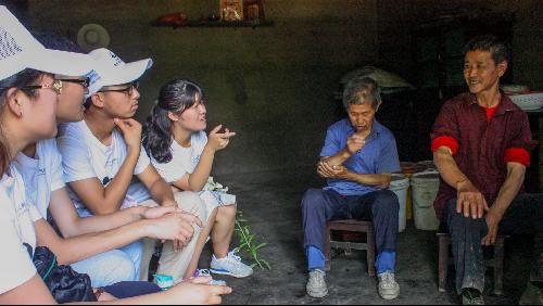 志愿者与居民交谈