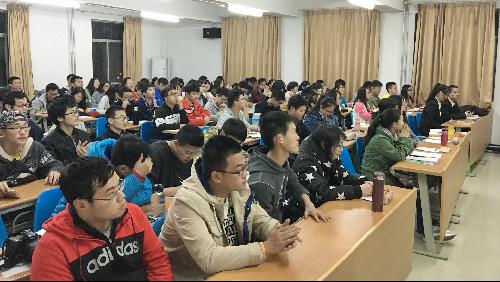 现场同学认真听讲