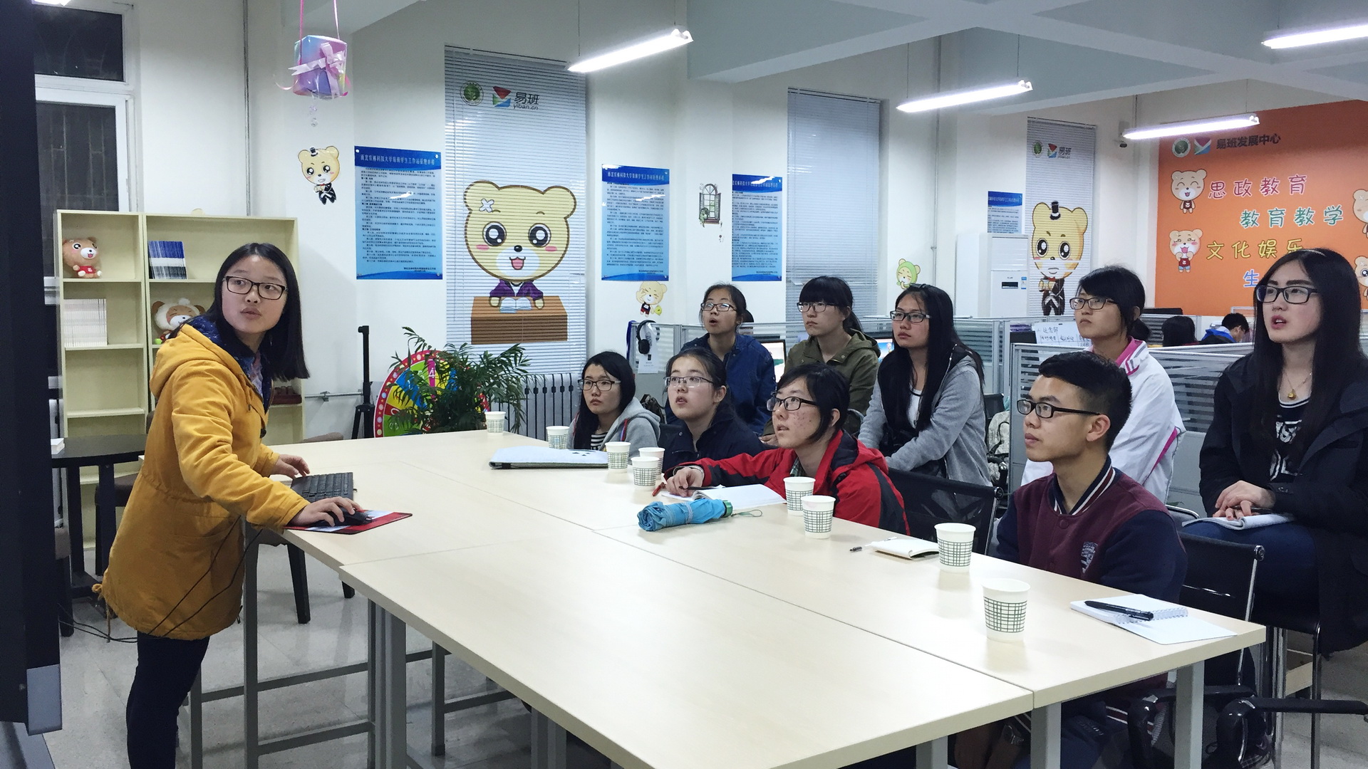 新葡的京官网师生在易班工作站参观学习