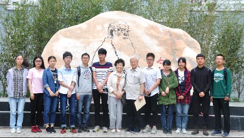 于子桥院长和右任学子合影