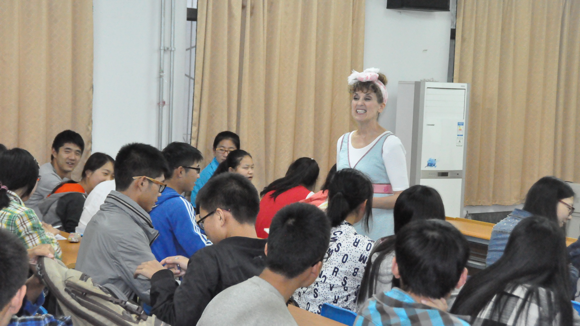 美国外教老师Teresa Jones进行《Oral English & American Culture》课程的授课