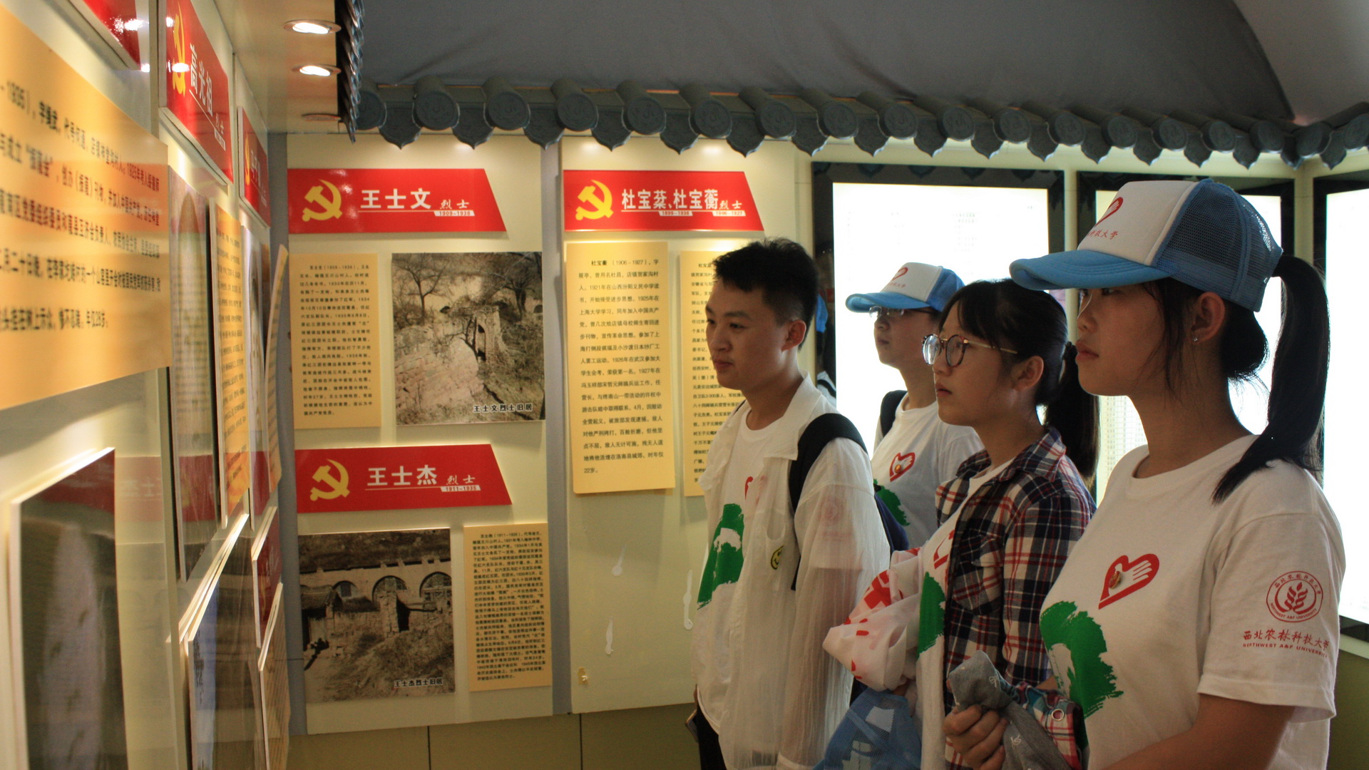 队员在革命纪念馆学习