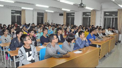 同学们认真聆听报告