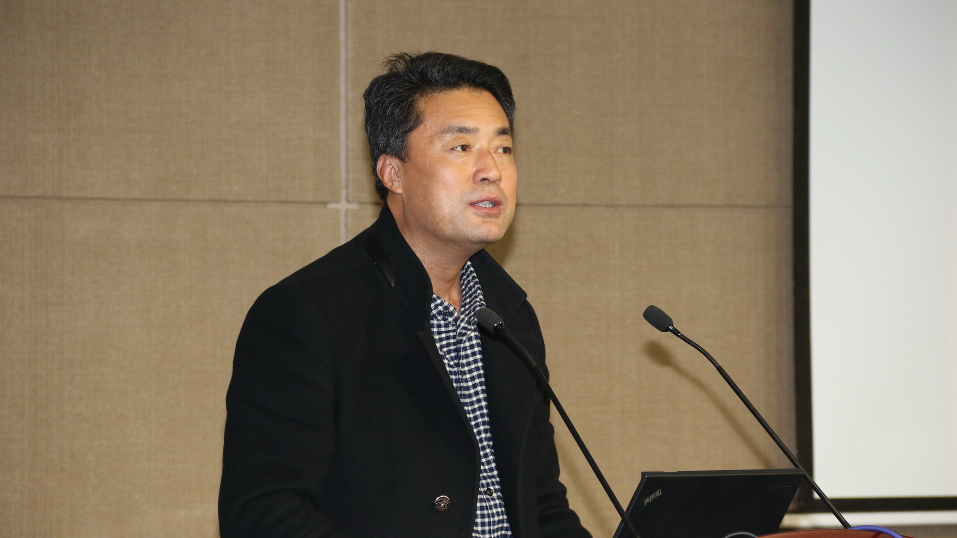 新葡的京官网院长欧文军主持会议