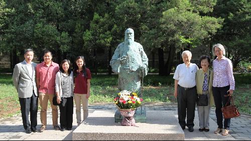 于子桥及家人在铜像前合影