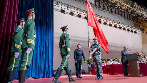 李兴旺书记为军训团授旗