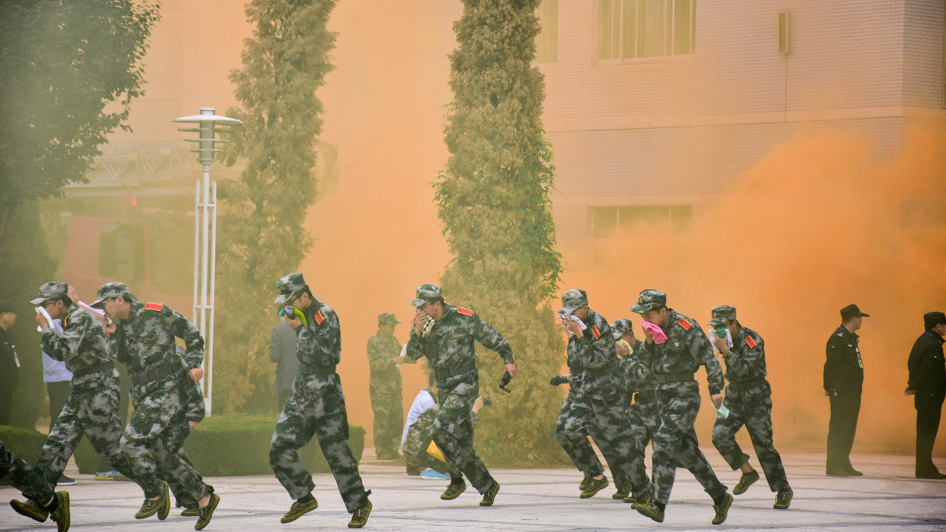 演习撤离现场