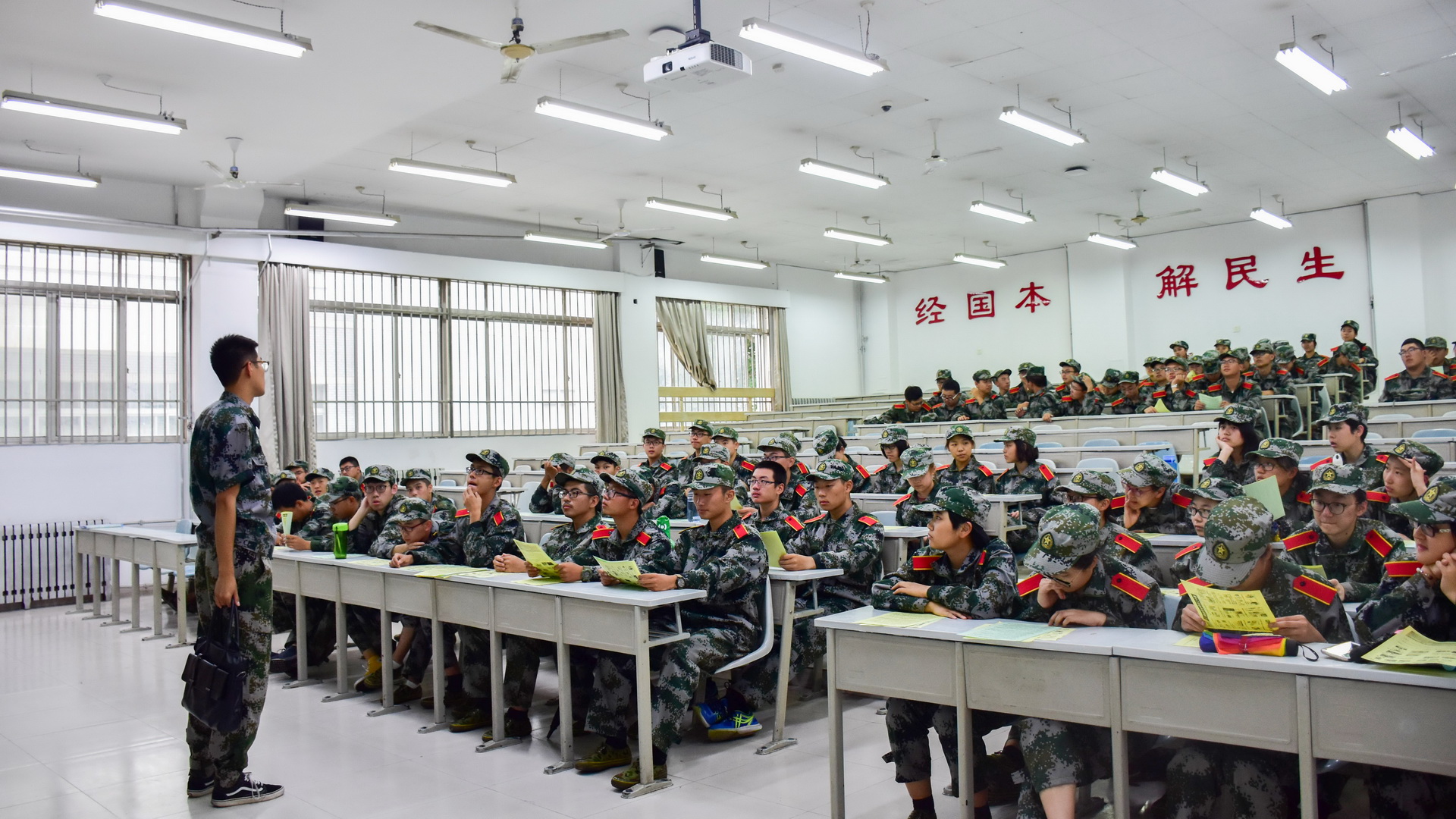 苗雨阳辅导员为同学们讲述安全防范知识