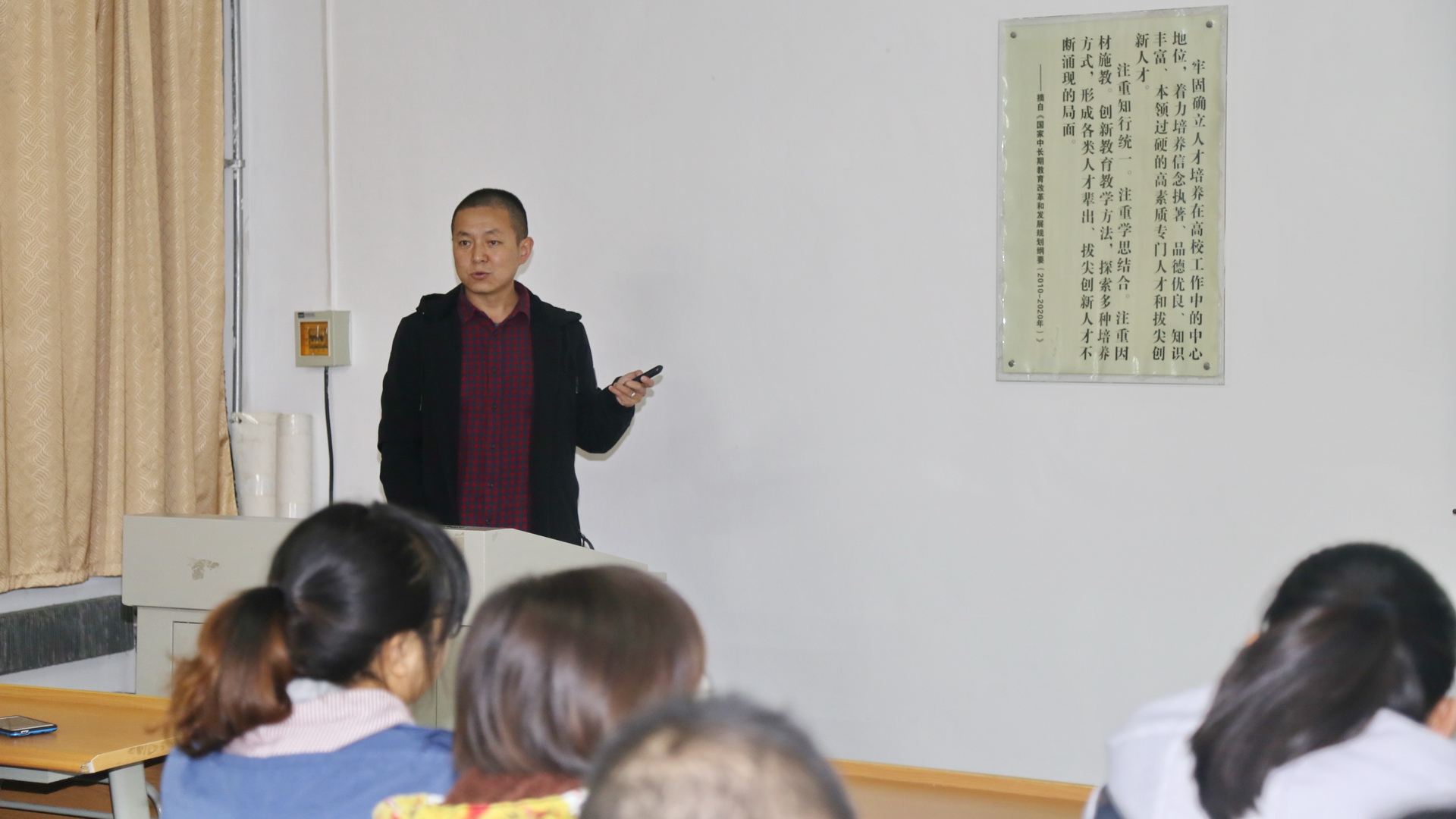 植保学院王敦教授为新葡的京官网2016级学生带来题为“昆虫病原微生物与昆虫药物”的学术报告