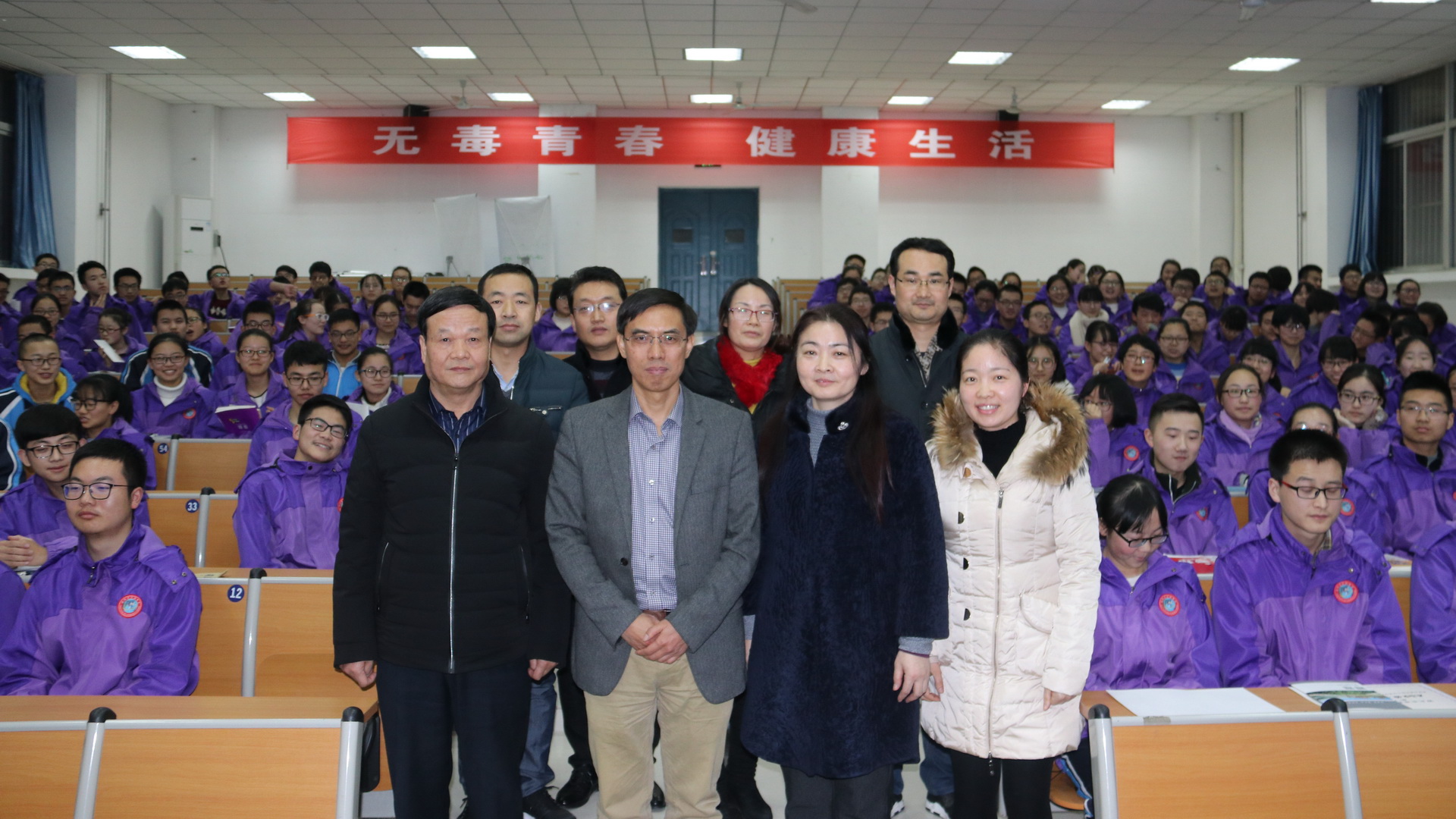 裴志超副书记与实验中学领导合影