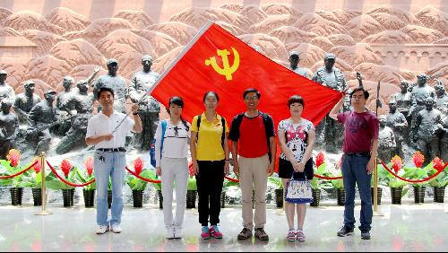党员同志在纪念馆合影
