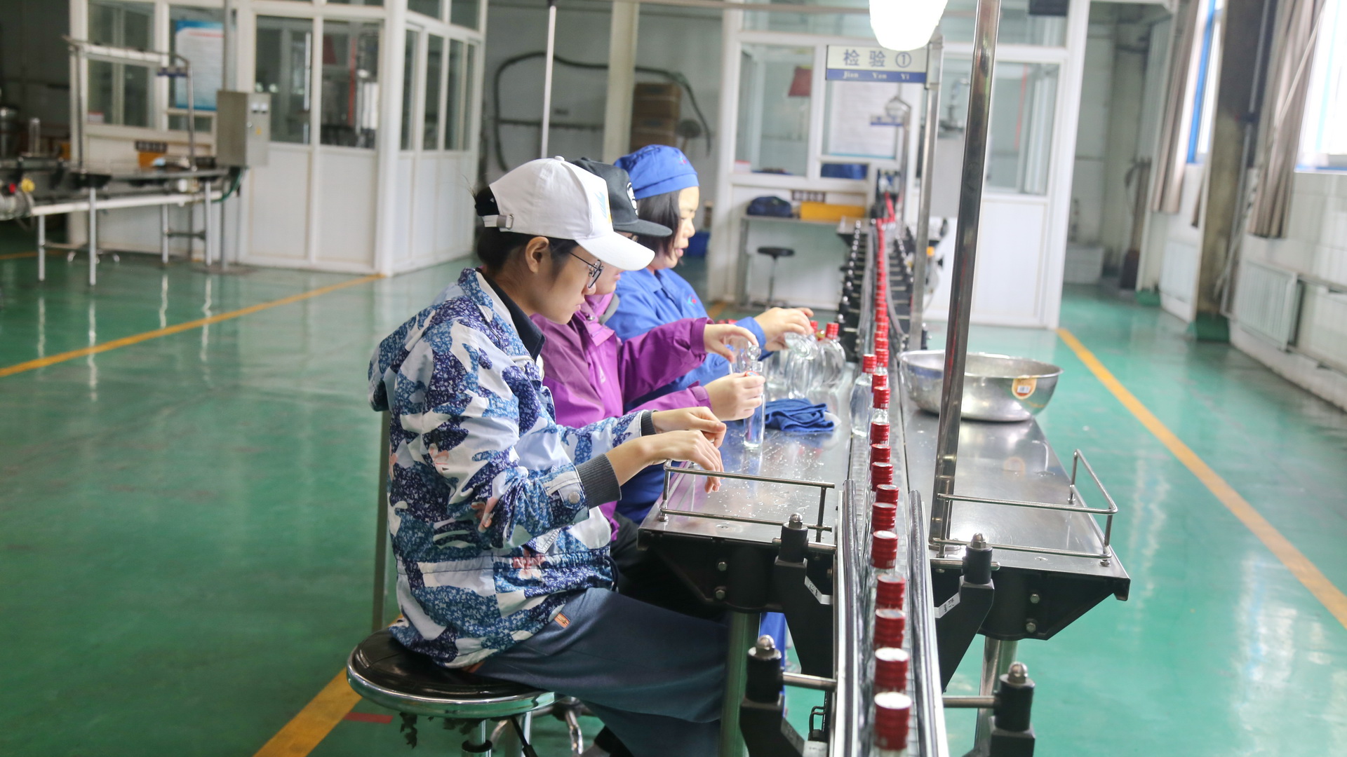 新葡的京官网学生在太白酒厂进行生产实习