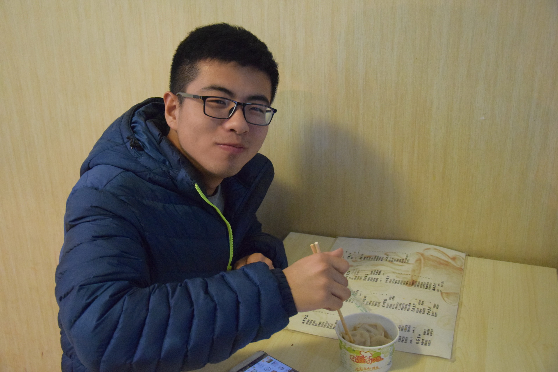 学生品尝饺子