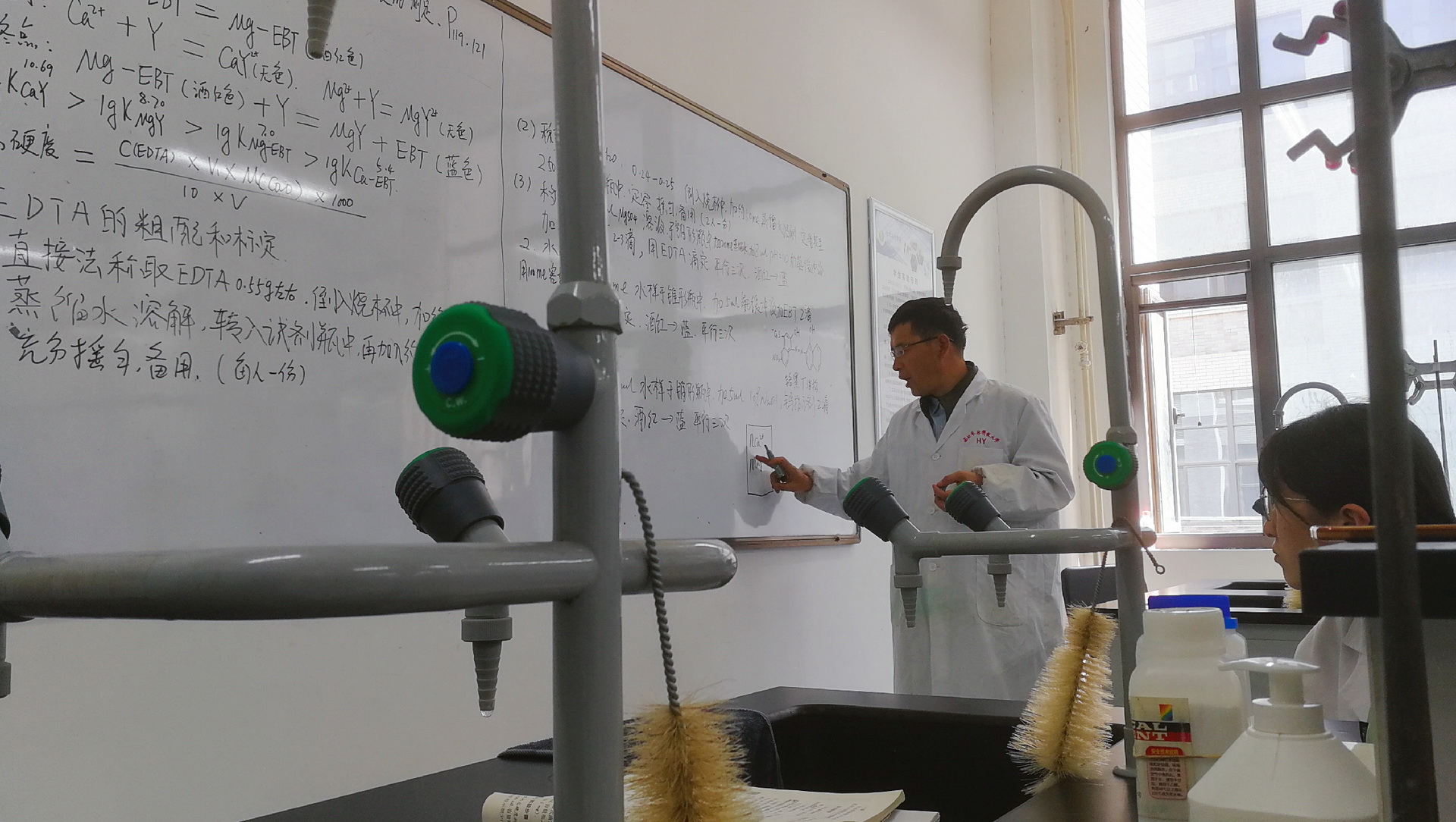 新葡的京集团8814生技基地1703班《无机及分析化学实验》课堂讲授