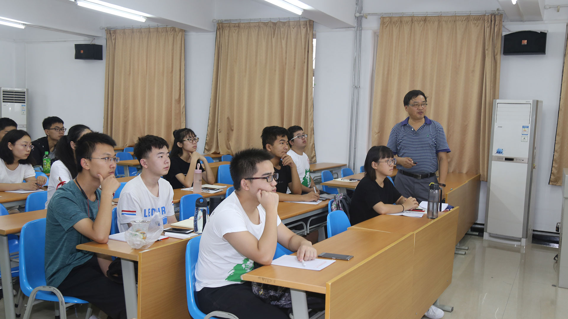 美国新墨西哥州立大学王通会教授在新葡的京集团8814讲数学与统计欣赏课程