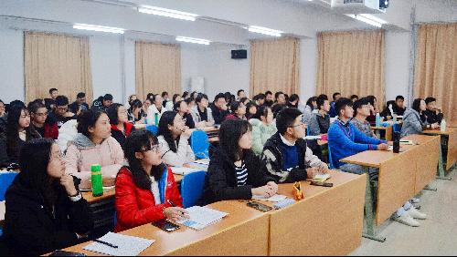 同学们在认真听