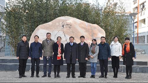 在右任石前合影
