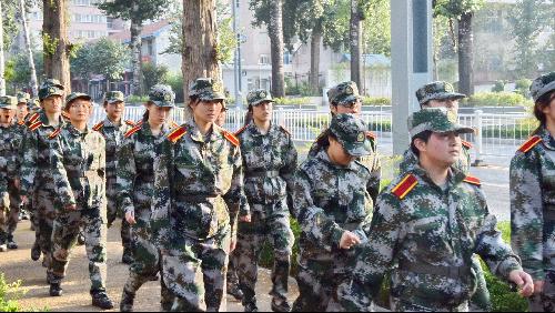 同学们迅速有序地穿过街道