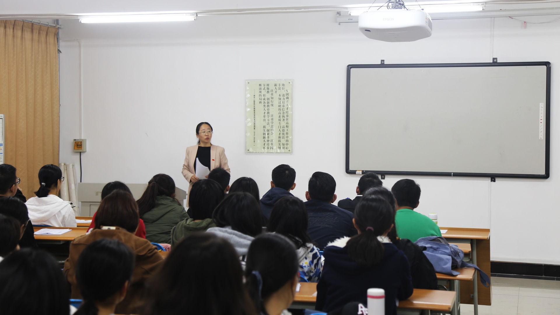 李海华书记与同学们汇报交流
