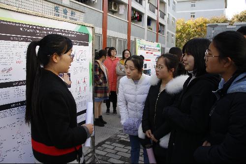 学生观摩交流学习2