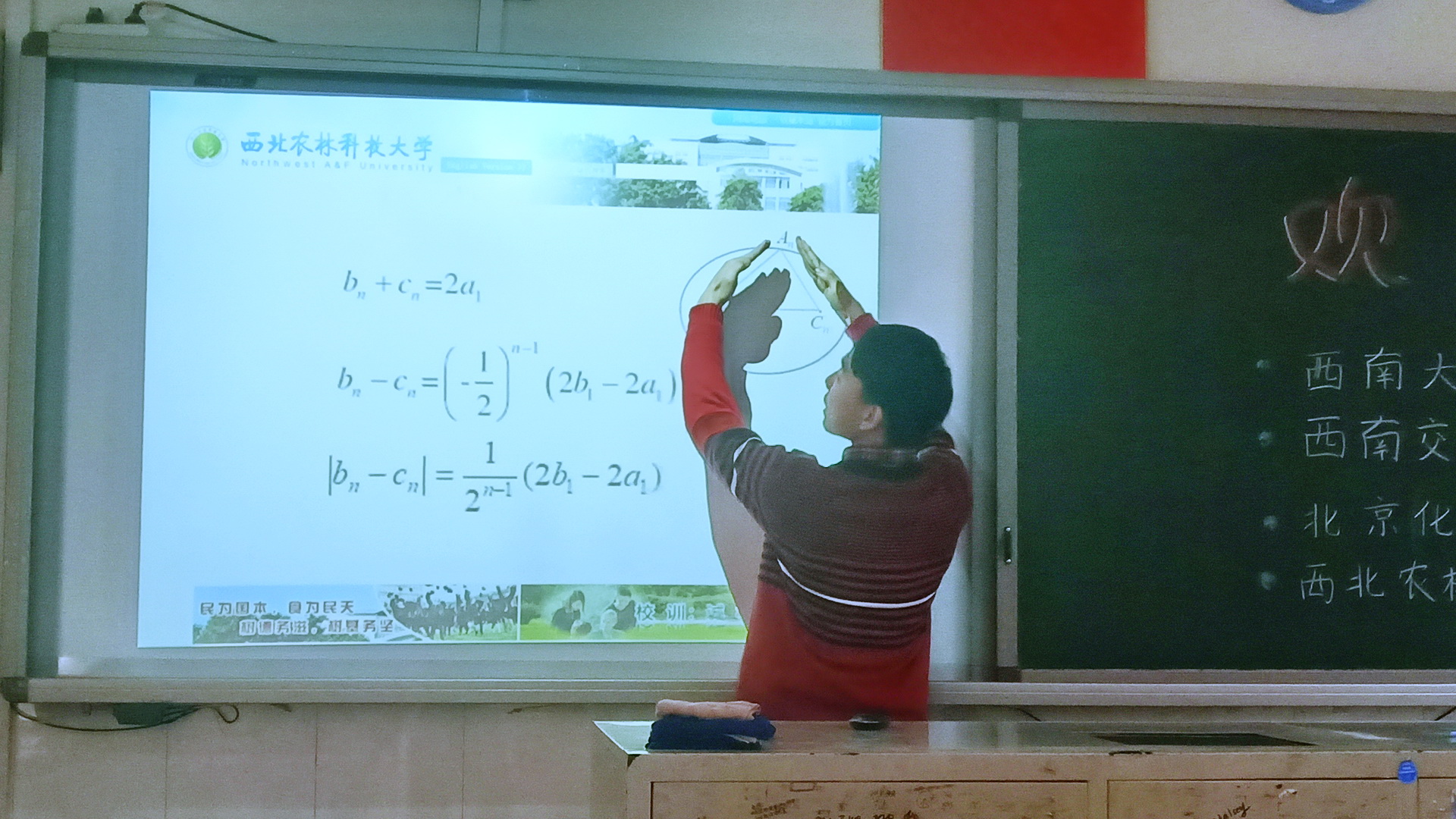 队员在为学弟学妹讲解高考经验