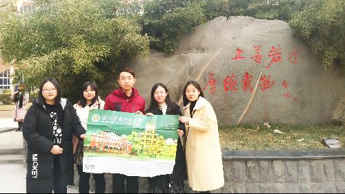 小队成员在母校校训前合影