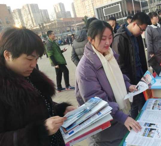 学生家长咨询现场