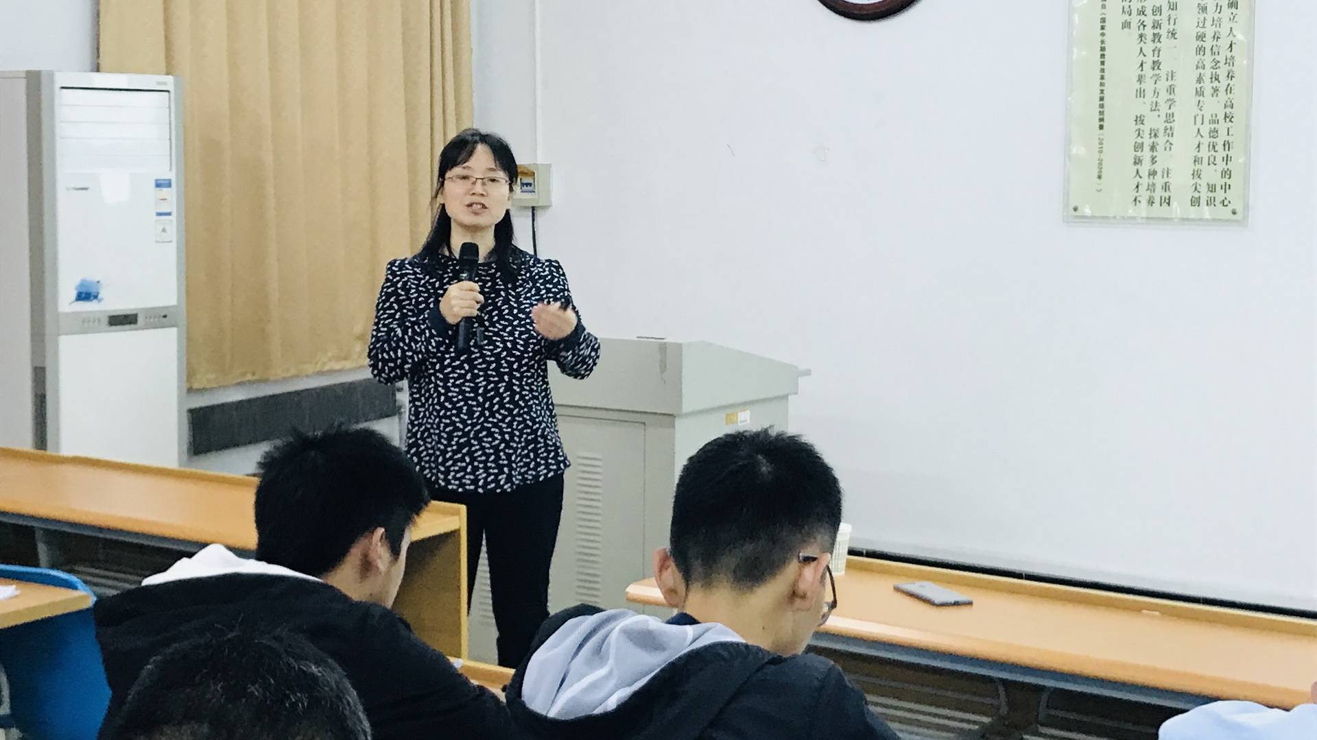 西安杨森黄英英研究员在新葡的京官网作学术报告