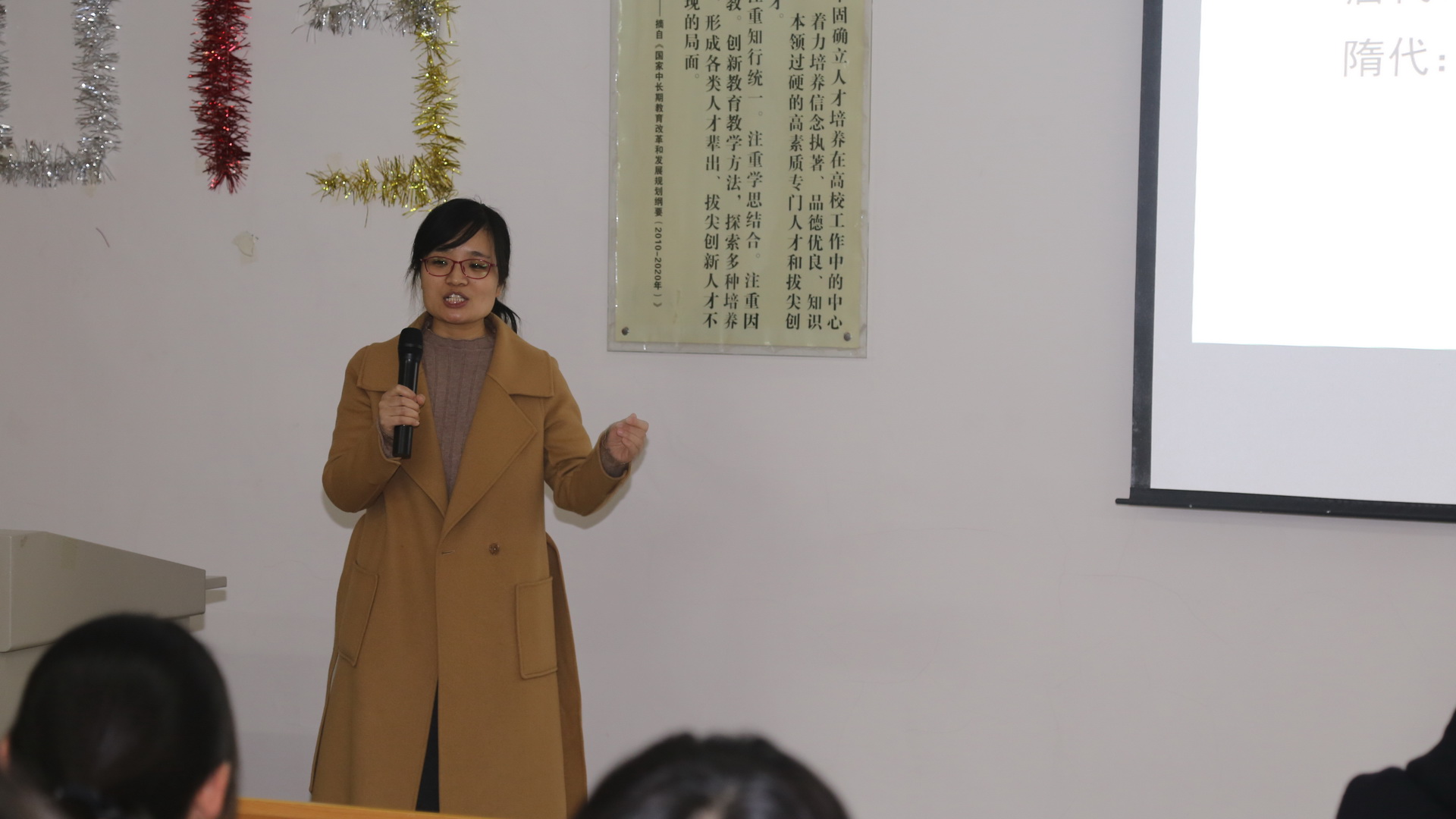 卫丽老师为新葡的京官网同学带来题为“隋历史文化漫谈”的报告会
