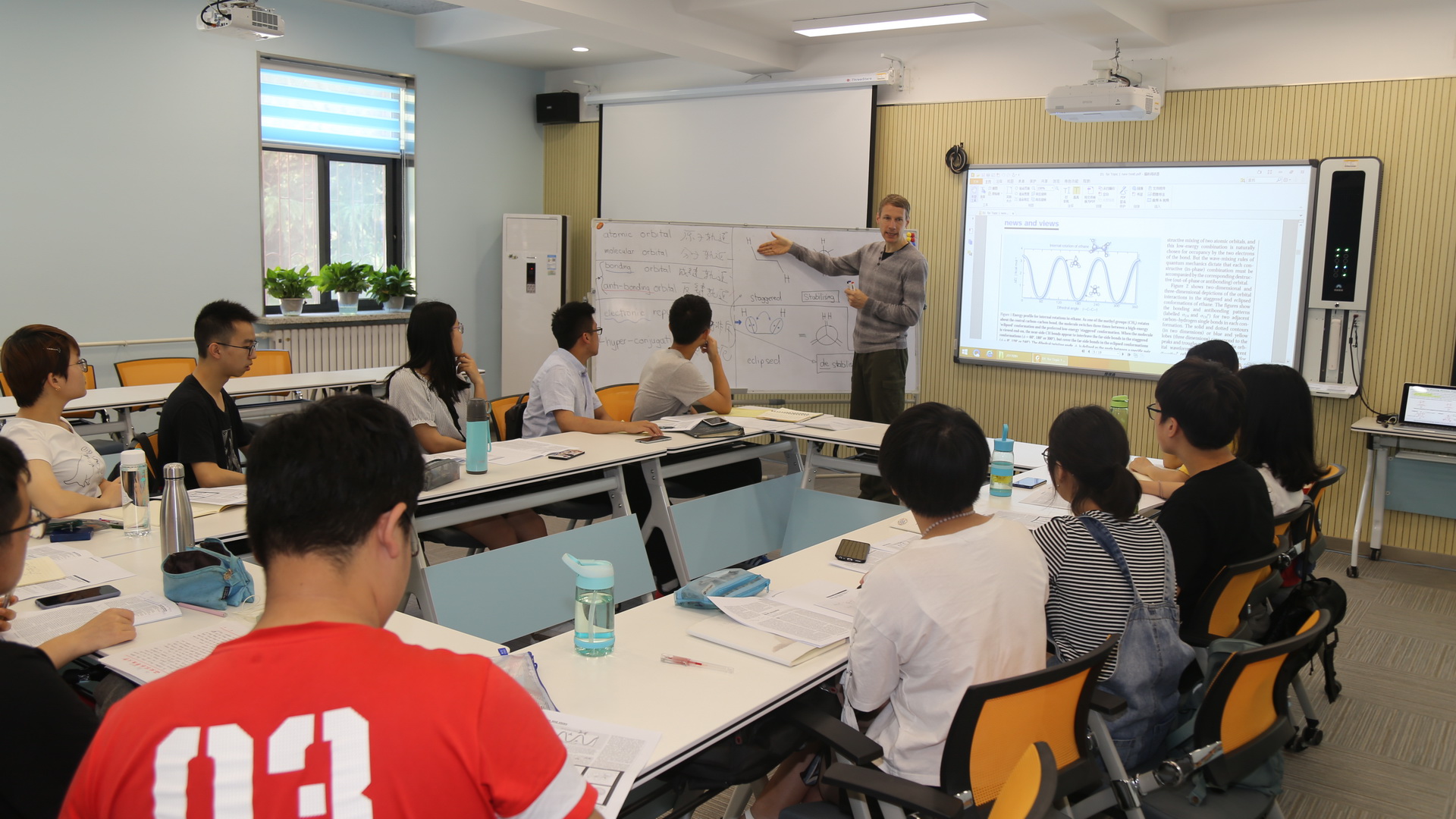 英国爱丁堡大学高级讲师Uwe Schneider在新葡的京集团8814讲授有机化学课程